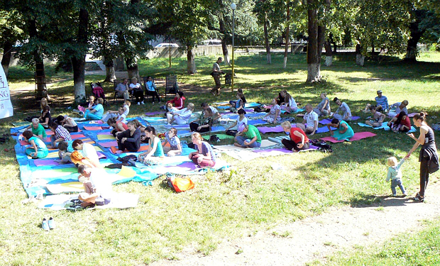 Майже півсотні ужгородців медитували у центрі міста Майже півсотні ужгородців медитували у центрі міста