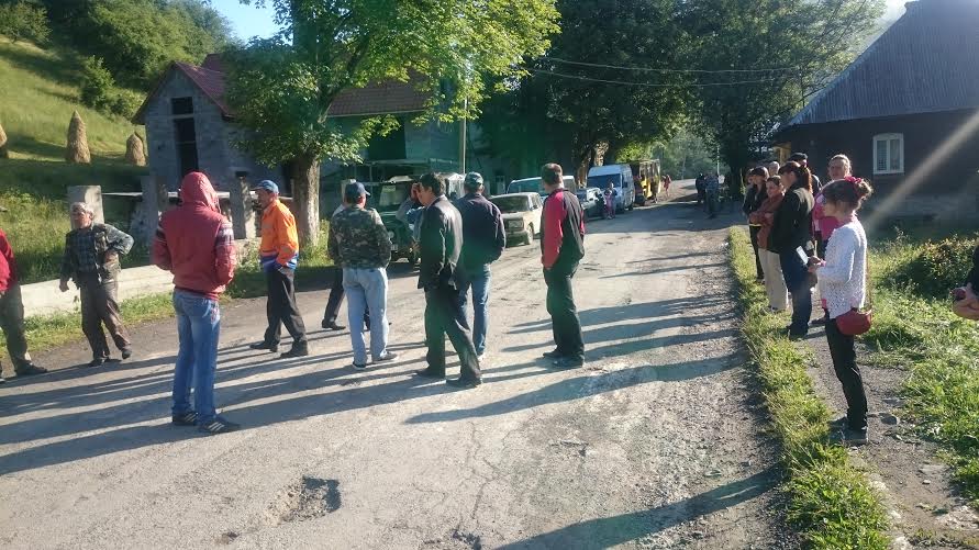 На Міжгірщині люди перекрили дорогу На Міжгірщині люди перекрили дорогу