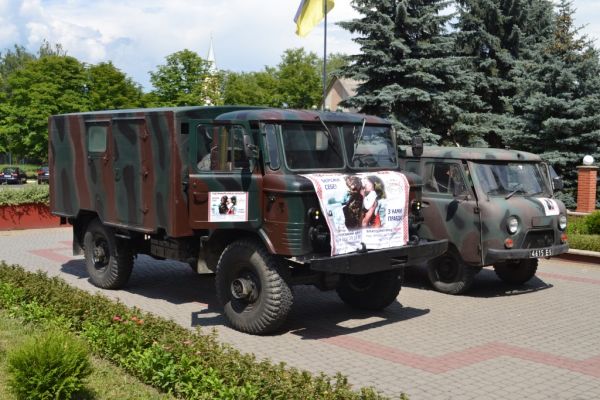 З Тячівщини для військових у зону АТО відправили два транспортні засоби З Тячівщини для військових у зону АТО відправили два транспортні засоби