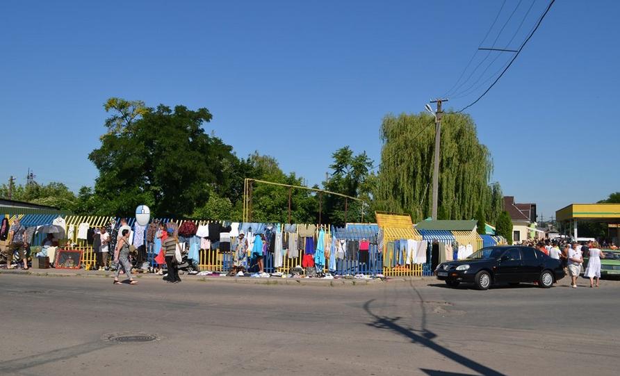 В Ужгороді борються зі стихійною торгівлею на ринку "Свинячка" В Ужгороді борються зі стихійною торгівлею на ринку "Свинячка"