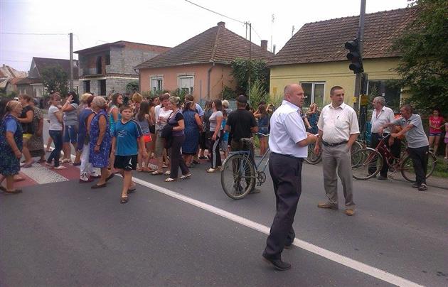 Двісті людей із трьох сіл готові перекрити дорогу державного значення Двісті людей із трьох сіл готові перекрити дорогу державного значення