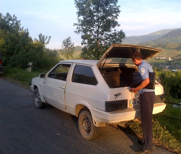 По дорозі до Воловця в салоні авто ДАІвці знайшли кастети По дорозі до Воловця в салоні авто ДАІвці знайшли кастети