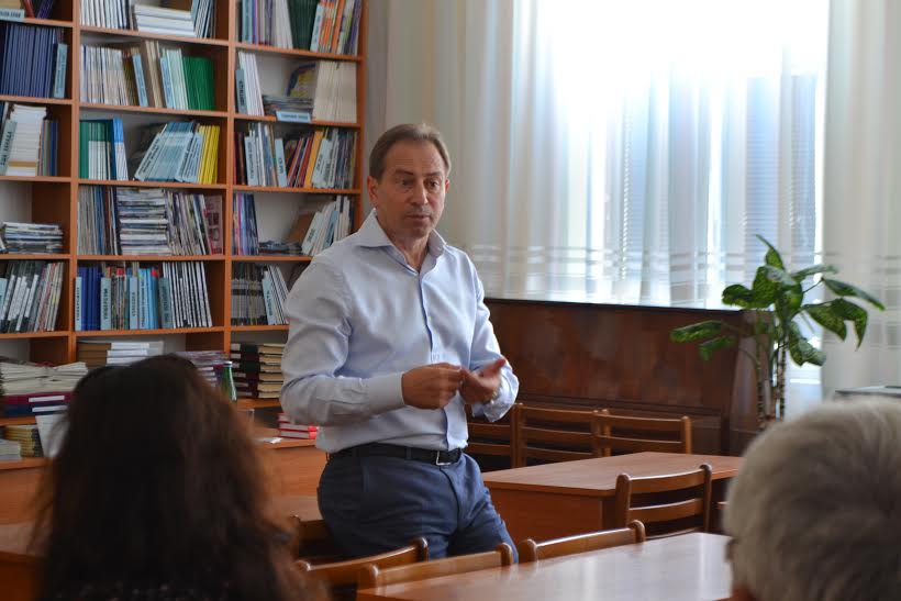 Народний депутат Микола Томенко представив в Ужгороді гуманітарно-патріотичні проекти Народний депутат Микола Томенко представив в Ужгороді гуманітарно-патріотичні проекти