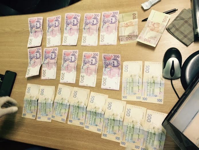 Керівників митного посту «Ужгород» затримано під час отримання хабара Керівників митного посту «Ужгород» затримано під час отримання хабара