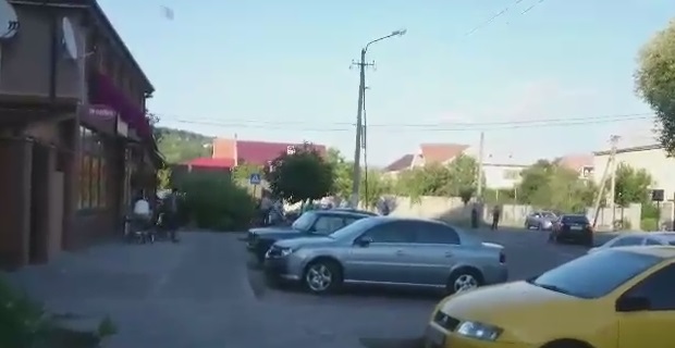 На місце події у Мукачеві прибули дві військові вантажівки 128-ї бригади На місце події у Мукачеві прибули дві військові вантажівки 128-ї бригади