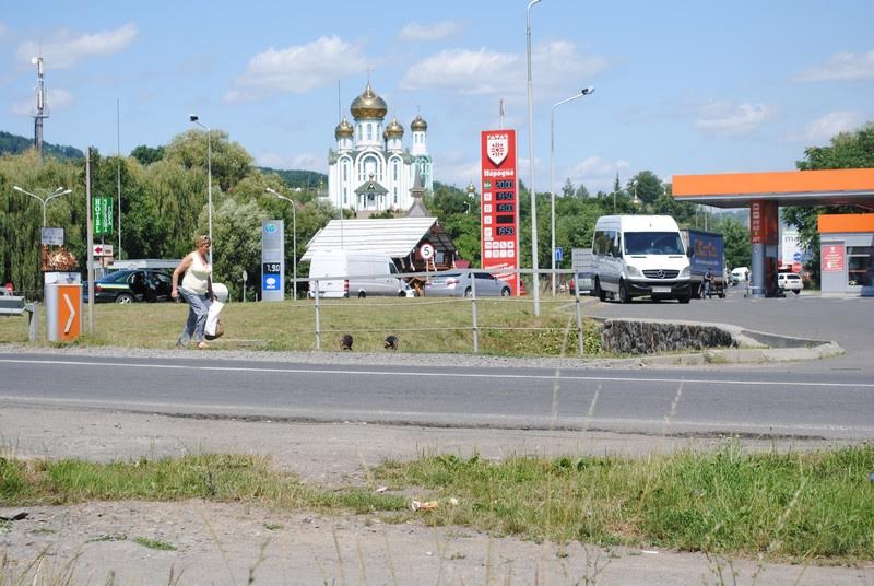 Вночі із села Лавки почали евакуйовувати мирних громадян, у першу чергу – дітей Вночі із села Лавки почали евакуйовувати мирних громадян, у першу чергу – дітей