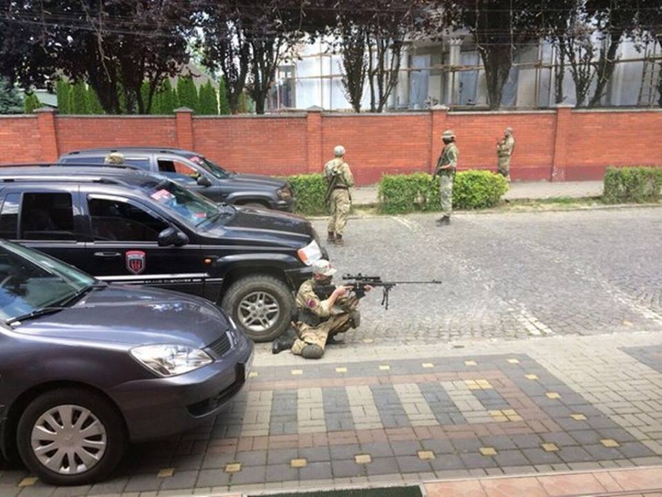 Першими зброю на ураження у Мукачеві застосували бійці "Правого сектору", – МВС Першими зброю на ураження у Мукачеві застосували бійці "Правого сектору", – МВС
