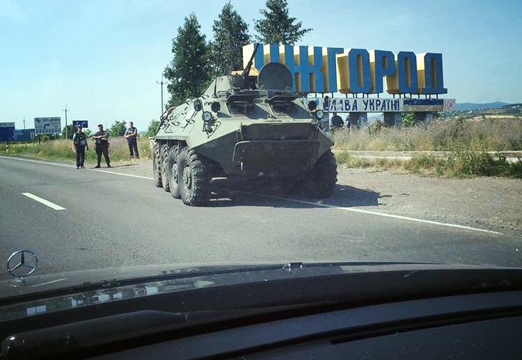 ФОТО: Панорама Хоум При в’їзді в Ужгород стоїть БТР
