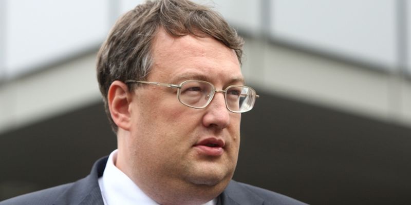 "Правий сектор" звинуватив радника міністра МВС в брехні щодо складання зброї двома бійцями під Мукачевом "Правий сектор" звинуватив радника міністра МВС в брехні щодо складання зброї двома бійцями під Мукачевом