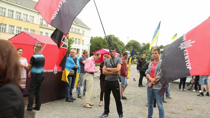 Біля Закарпатської ОДА сталась сутичка між активістами та представниками "Правого сектора" Біля Закарпатської ОДА сталась сутичка між активістами та представниками "Правого сектора"