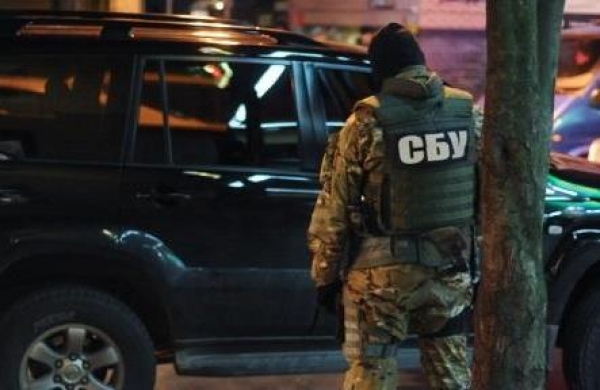 Затриманих бійців "Правого сектору" вночі привезли до міського відділу СБУ в Мукачеві Затриманих бійців "Правого сектору" вночі привезли до міського відділу СБУ в Мукачеві