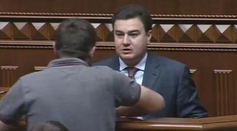 Через "Правий сектор" у Верховній Раді побились двоє народних депутатів Через "Правий сектор" у Верховній Раді побились двоє народних депутатів