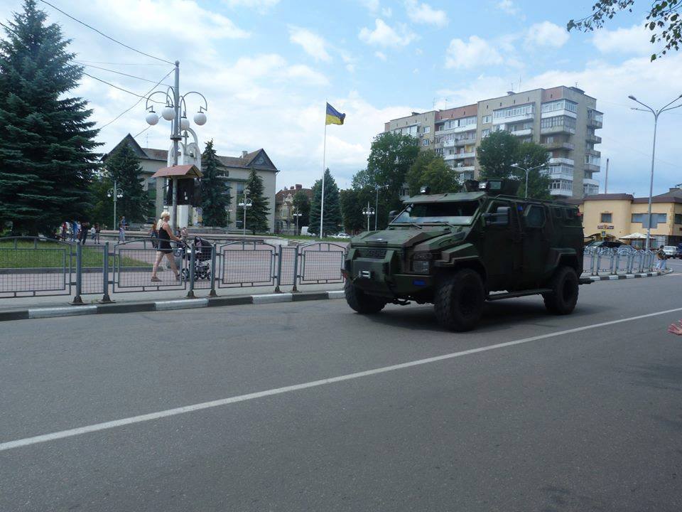 В бік Мукачева рушила колона військової техніки В бік Мукачева рушила колона військової техніки