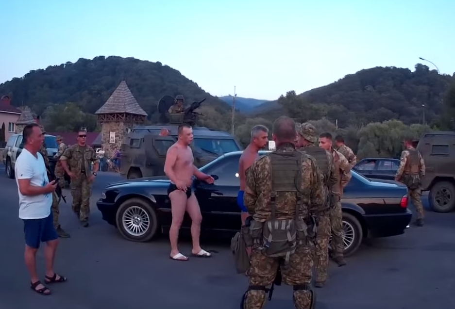 Водій, який перешкоджав руху військової колони на Ужгородщині, був п’яний, – міліція Водій, який перешкоджав руху військової колони на Ужгородщині, був п’яний, – міліція