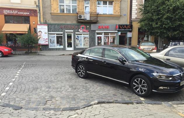 Міліція знайшла водія іномарки, яка неправильно припаркувалась у центрі Ужгорода Міліція знайшла водія іномарки, яка неправильно припаркувалась у центрі Ужгорода