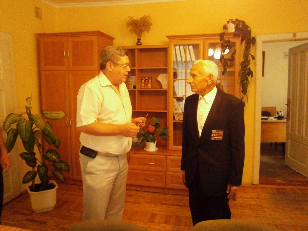 На Виноградівщині ветерана Другої Світової війни нагородили відзнакою На Виноградівщині ветерана Другої Світової війни нагородили відзнакою