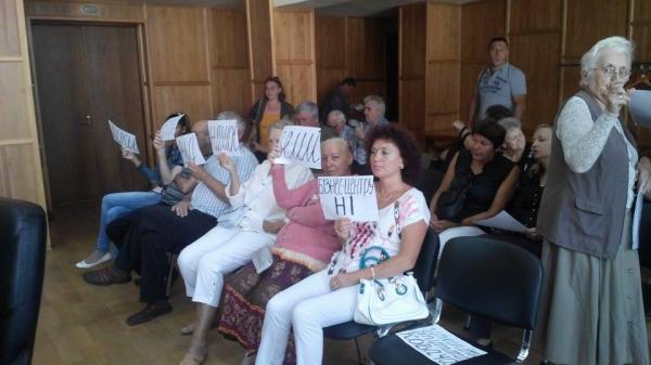 Мешканці 16-поверхівки протестують на засідання Ужгородської міськради Мешканці 16-поверхівки протестують на засідання Ужгородської міськради
