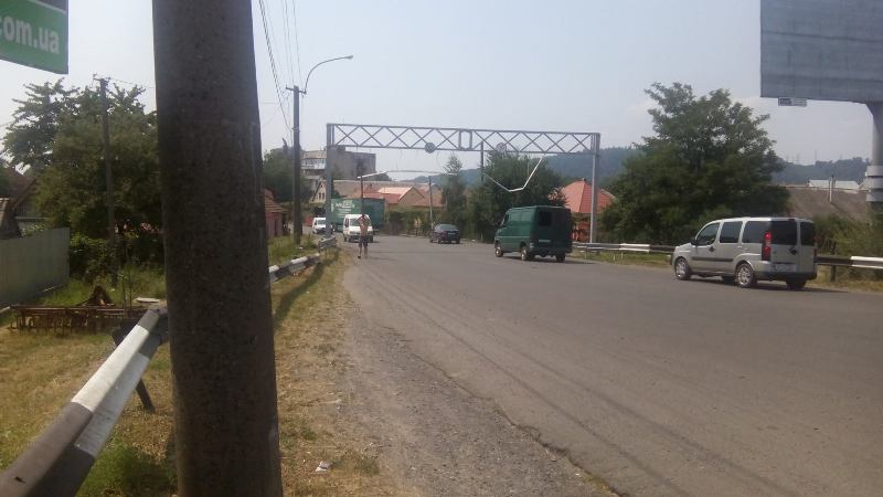 ФОТО: Сергій Носалюк Повністю зламані обмежувачі в’їзду у Мукачево зі сторони Кольчина відновили