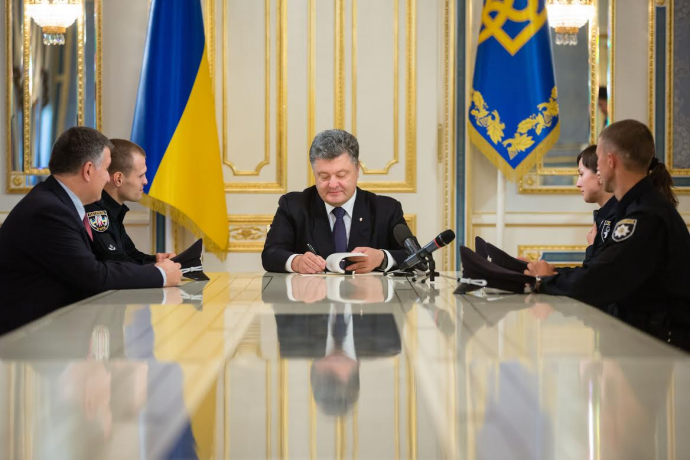 Петро Порошенко легалізував ужгородську і мукачівську поліцію Петро Порошенко легалізував ужгородську і мукачівську поліцію
