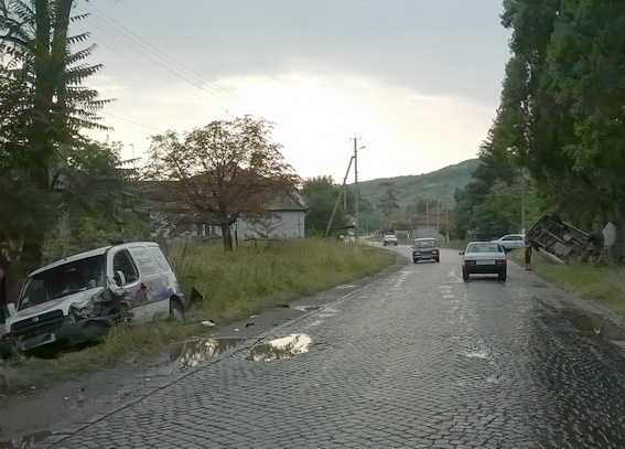 На Берегівщині машина збила 10-річного хлопчика На Берегівщині машина збила 10-річного хлопчика