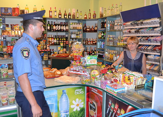 Ужгородські міліціонери перевіряли працівників магазинів на продаж алкогольної продукції неповнолітнім Ужгородські міліціонери перевіряли працівників магазинів на продаж алкогольної продукції неповнолітнім
