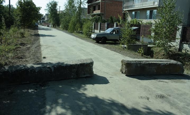 В одному із сіл Ужгородщини місцеві мешканці самовільно перекрили щойно заасфальтовану вулицю В одному із сіл Ужгородщини місцеві мешканці самовільно перекрили щойно заасфальтовану вулицю