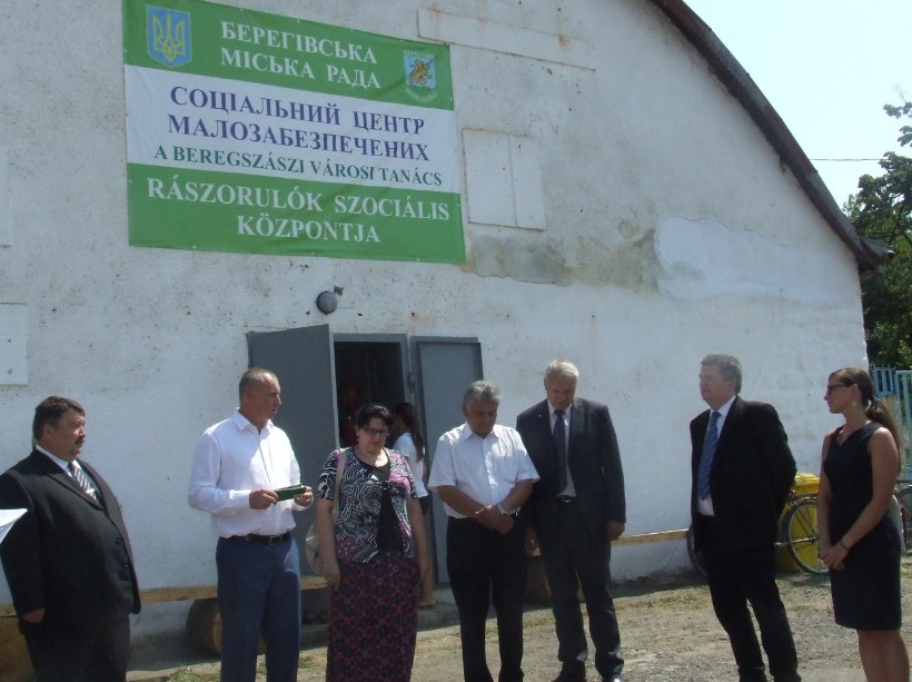 Держсекретар Угорщини подарував селу на Мукачівщині мікроавтобус Держсекретар Угорщини подарував селу на Мукачівщині мікроавтобус