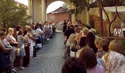 В Ужгороді освячують воду для військових АТО В Ужгороді освячують воду для військових АТО