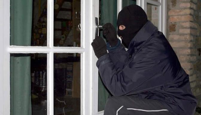 В Ужгороді зловмисник не гребував навіть використаними кросівками В Ужгороді зловмисник не гребував навіть використаними кросівками