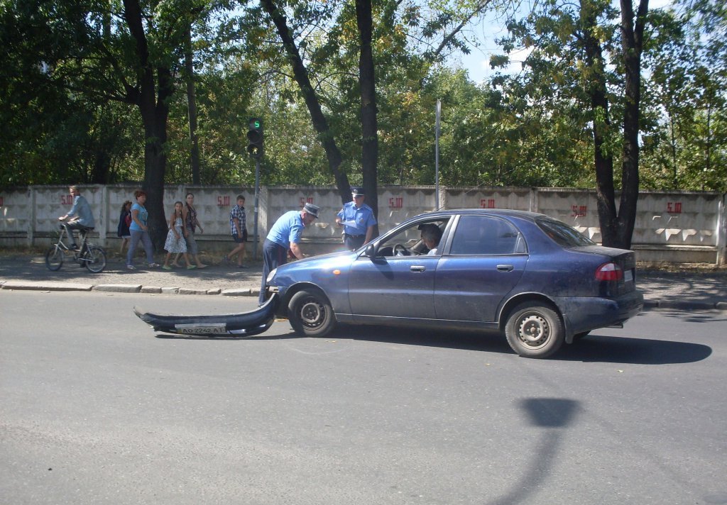 В Ужгороді зіткнулись легковик "Дейво" та мікроавтобус "Мерседес" В Ужгороді зіткнулись легковик "Дейво" та мікроавтобус "Мерседес"