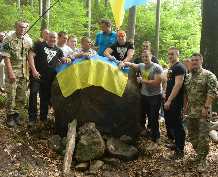 Закарпатські строгмени підняли велетенський камінь опришка Григорія Пинті Закарпатські строгмени підняли велетенський камінь опришка Григорія Пинті