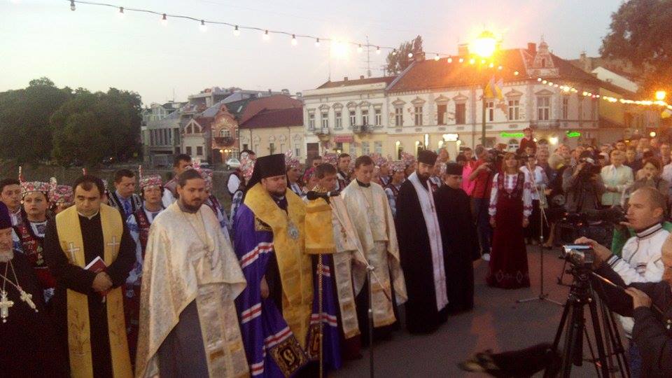 В Ужгороді дванадцятьма мовами помолились за Україну В Ужгороді дванадцятьма мовами помолились за Україну