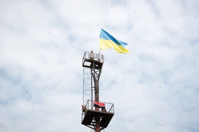 Біля кордону зі Словаччиною на старій радіовежі закарпатці встановили прапор України Біля кордону зі Словаччиною на старій радіовежі закарпатці встановили прапор України