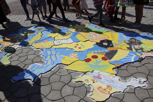 В Іршаві з пазлів молодь складала Україну В Іршаві з пазлів молодь складала Україну