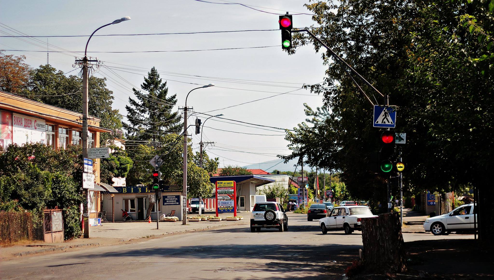 В Ужгороді один зі світлофорів одночасно світить червоним та зеленим кольорами В Ужгороді один зі світлофорів одночасно світить червоним та зеленим кольорами