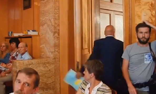 З’явилось відео, як розлючений на депутатів від "Єдиного центру" Геннадій Москаль гучно гримнув дверима З’явилось відео, як розлючений на депутатів від "Єдиного центру" Геннадій Москаль гучно гримнув дверима