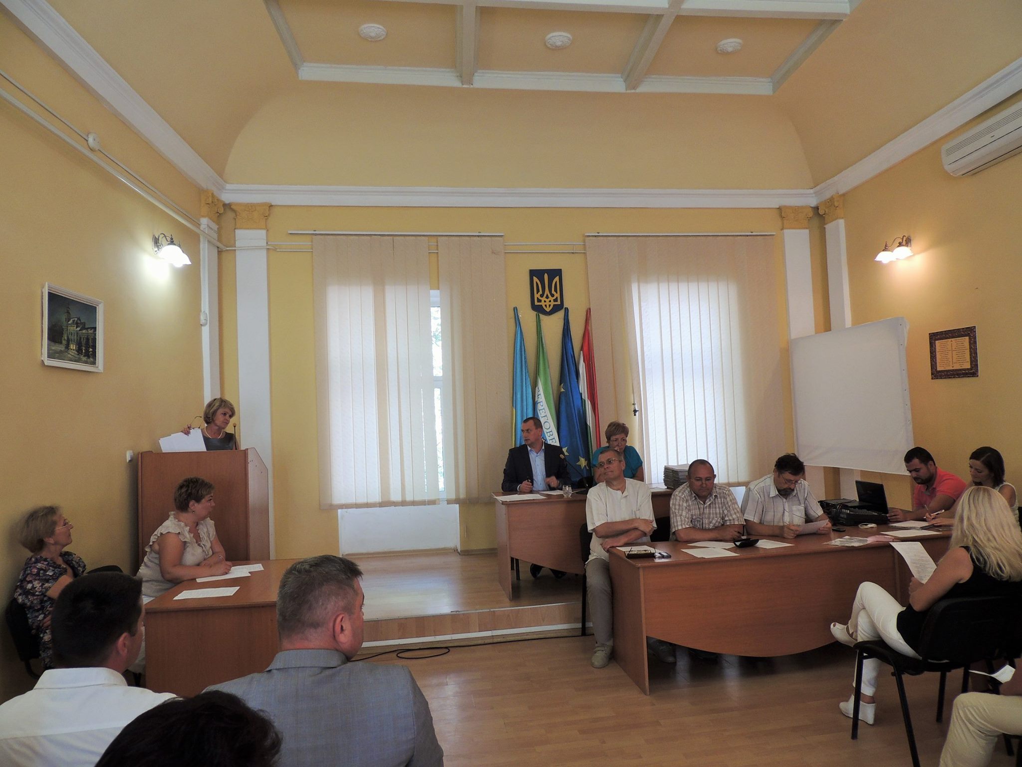 Берегівчани демонтують дві радянські статуї Берегівчани демонтують дві радянські статуї