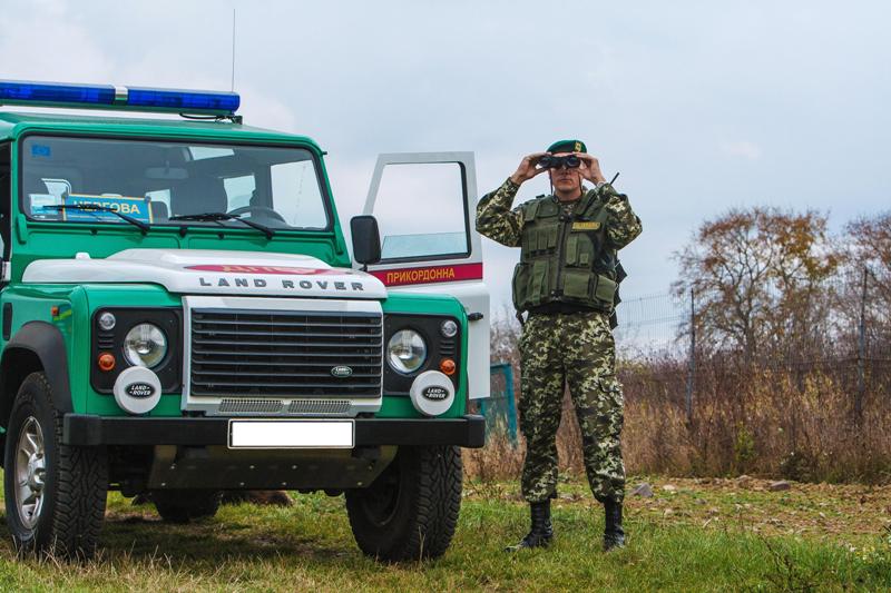 Прикордонники із пострілами затримували чотирьох нелегальних мігрантів Прикордонники із пострілами затримували чотирьох нелегальних мігрантів