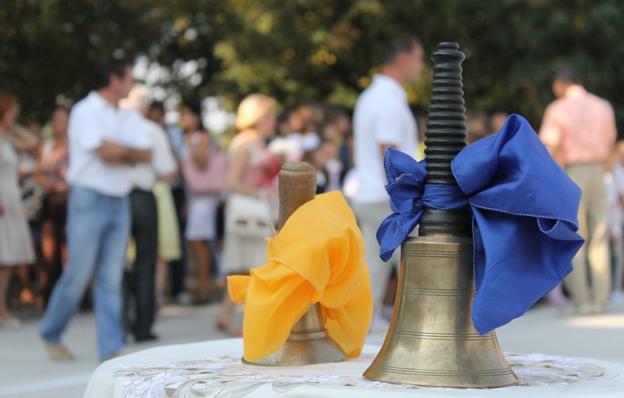 В Ужгородській російськомовній школі №3 з жовто-блакитною символікою зустріли Перше вересня В Ужгородській російськомовній школі №3 з жовто-блакитною символікою зустріли Перше вересня