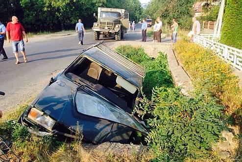 На Тячівщині не розминулись "ЗІЛ" та "ВАЗ-2107" На Тячівщині не розминулись "ЗІЛ" та "ВАЗ-2107"