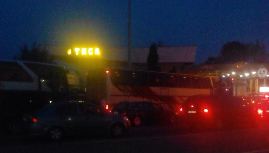 На кордоні знову величезні черги, в заторі можна простояти більше 4 годин На кордоні знову величезні черги, в заторі можна простояти більше 4 годин