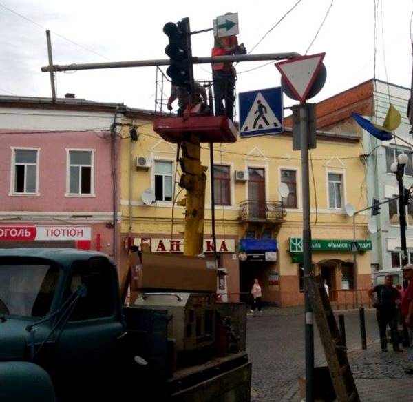 На одному із перехресть Мукачева встановили нові цифрові світлофори На одному із перехресть Мукачева встановили нові цифрові світлофори
