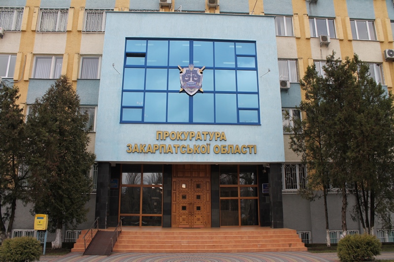 Біля обласної прокуратури шукають вибухівку