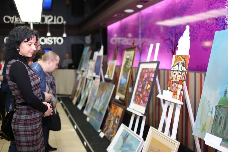 В Ужгороді відбулась благодійна виставка "Молоді художники – дітям"