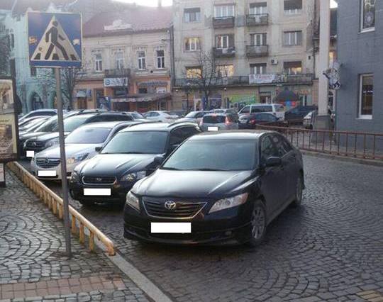 Автомобіль начальника Міжгірського РВ поліції неправильно припаркувався. Поліція Мукачева виписала штраф Автомобіль начальника Міжгірського РВ поліції неправильно припаркувався. Поліція Мукачева виписала штраф