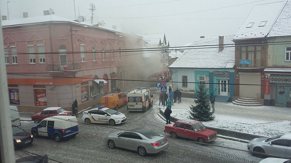 У центральній частині Мукачева пожежа, вулицю Возз’єднання перекрито У центральній частині Мукачева пожежа, вулицю Возз’єднання перекрито