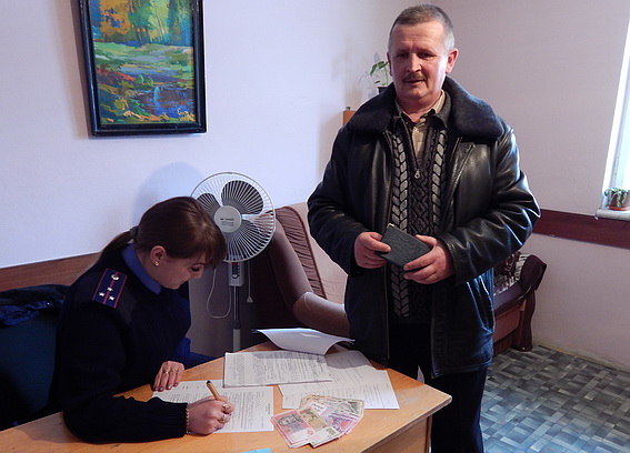 Ужгородець приніс поліцейським паспорт та гроші, які знайшов у центрі міста Ужгородець приніс поліцейським паспорт та гроші, які знайшов у центрі міста