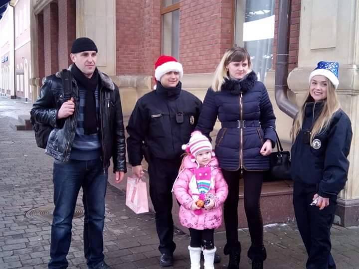 В Ужгороді та Мукачеві поліцейські вітають містян із Різдвом та радують їх подарунками В Ужгороді та Мукачеві поліцейські вітають містян із Різдвом та радують їх подарунками