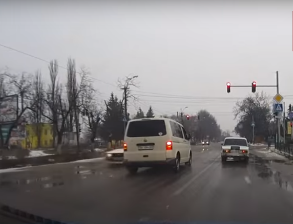 Із "аварійкою" на червоне: журналісти зняли у Виноградові проїзд на заборонене світло світлофора Із "аварійкою" на червоне: журналісти зняли у Виноградові проїзд на заборонене світло світлофора