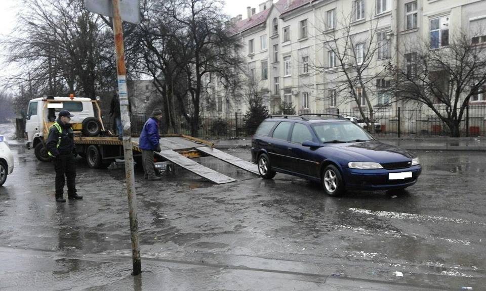 В Ужгороді патрульна поліція евакуювала ще один автомобіль В Ужгороді патрульна поліція евакуювала ще один автомобіль